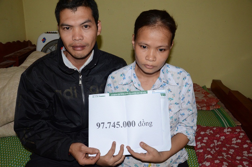 Hơn 97 triệu đồng đến với gia đình bé Phương Linh - 3 Gia đình bé nhận tiền bạn đọc ủng hộ qua báo tuần 1/10/2017