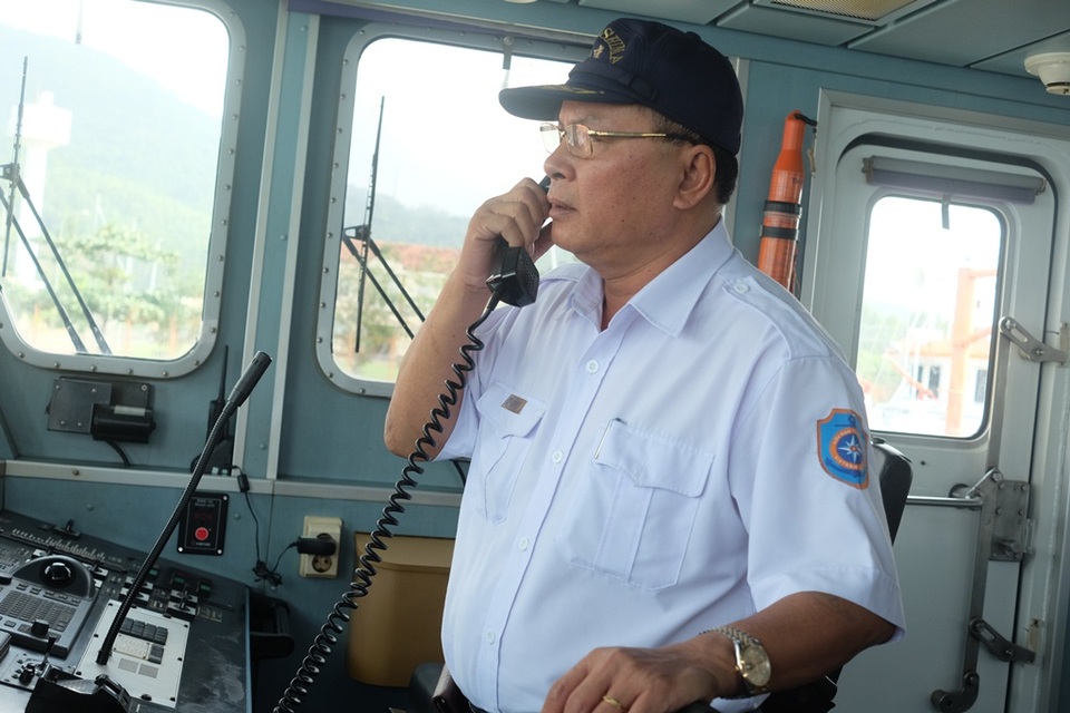 Vị thuyền trưởng vượt sóng cứu ngư dân trên biển - 2
Hơn 10 năm “cầm cương” tàu SAR 412, thuyền trưởng Phan Xuân Sơn cùng thủy thủ nhiều lần phải đương đầu với những sóng gió của đại dương để làm nhiệm vụ cứu giúp ngư dân gặp nạn.