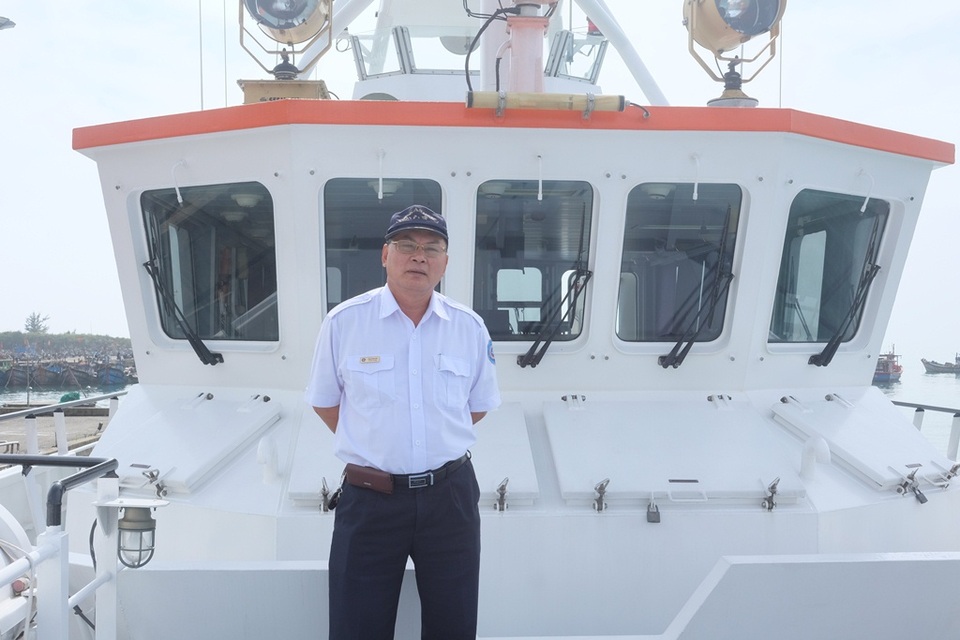 Vị thuyền trưởng vượt sóng cứu ngư dân trên biển - 1 Thuyền trưởng Phan Xuân Sơn trên chiếc tàu SAR 412
