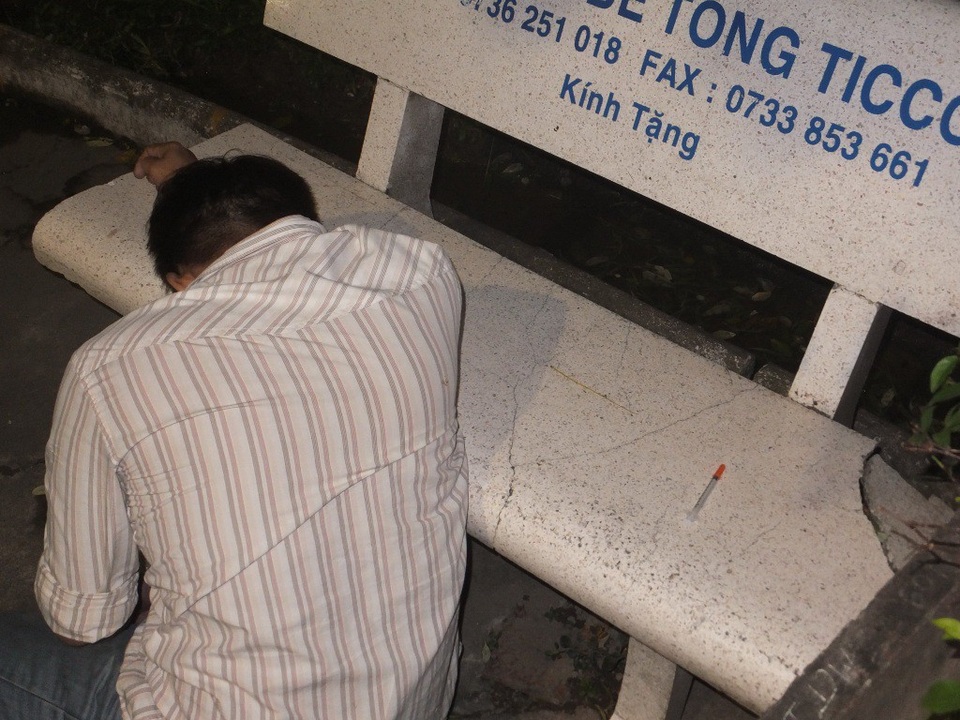 Thông tin “người đe dọa tài xế ở BOT Cai Lậy chết” là bịa đặt - 1
Theo Phó trưởng Công an TP Mỹ Tho Phạm Thế Kim hình ảnh người đàn ông được đăng tải chết tại công viên Tết Mậu Thân từ ngày 23/11