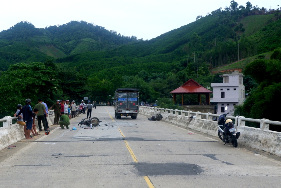 2 xe máy đối đầu, 3 người tử vong sau khi cùng dự đám cưới - 1 Hiện trường vụ tai nạn tại cầu Đăk Sa. (Ảnh CTV)