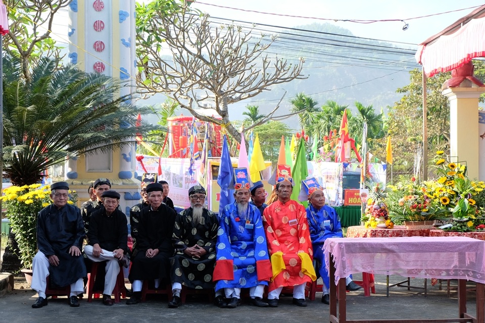 Đà Nẵng rộn ràng hội làng giữa phố - 3 Các vị cao niên áo khăn chỉnh tề có mặt tại đình làng từ sáng sớm
