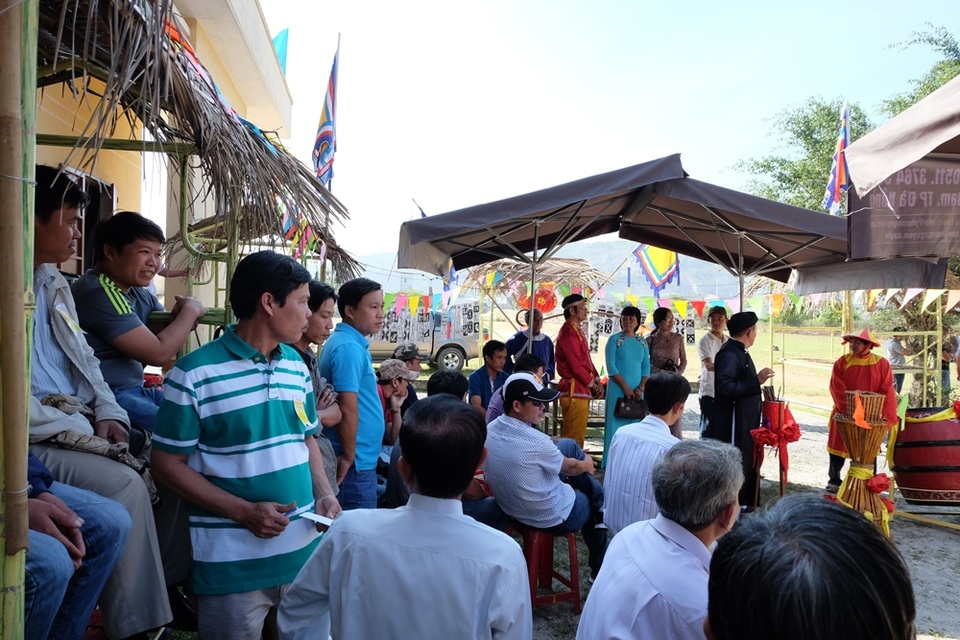 Đà Nẵng rộn ràng hội làng giữa phố - 9 Sau phần lễ là phần hội có nhiều hoạt động sôi nổi như hô hát bài chòi, thi nhảy bao bố, kéo co, đập niêu...