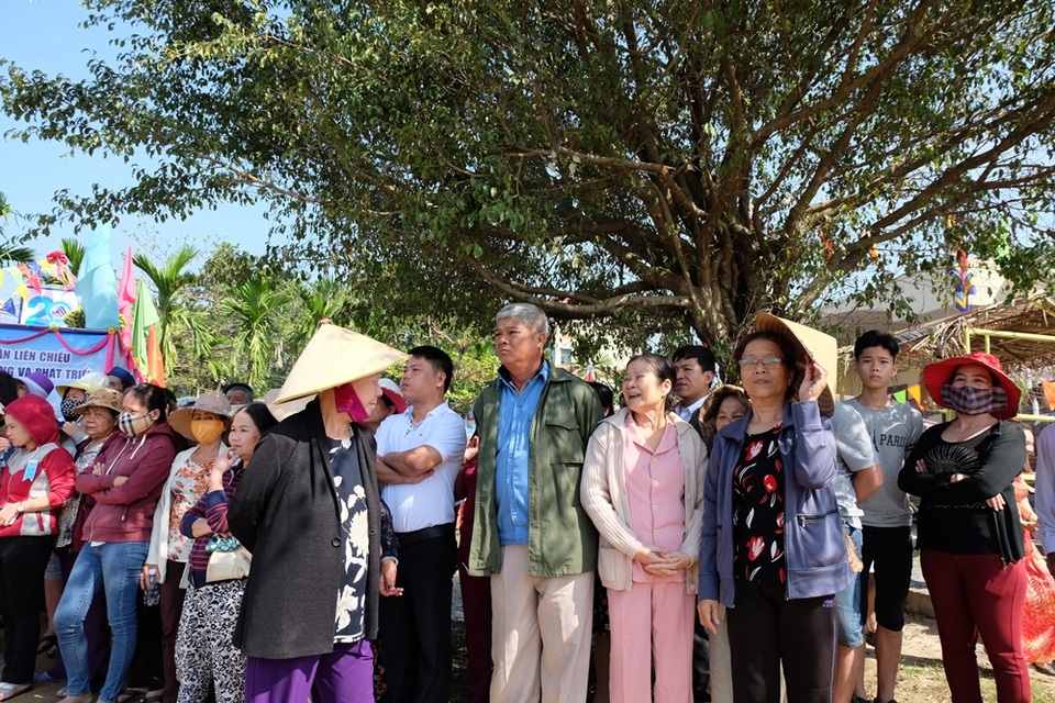 Đà Nẵng rộn ràng hội làng giữa phố - 10 Người dân cùng du khách khắp nơi rủ nhau đi xem hội