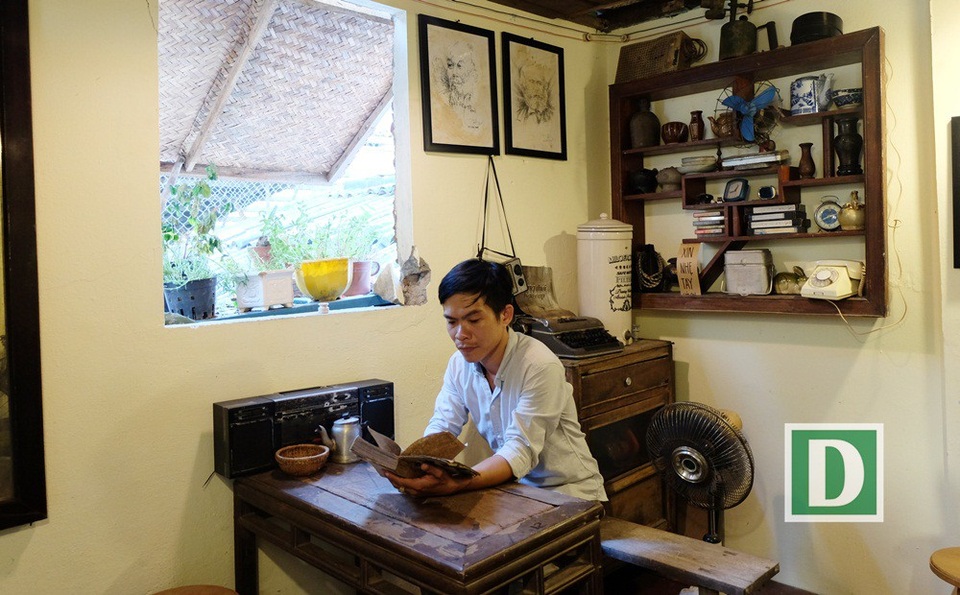 Uống cà phê, nhớ những tháng ngày xưa cũ ở Đà Nẵng - 1 Không gian đặc trưng của những quán cà phê mang hơi hướng hoài niệm ở Đà Nẵng giống cách bày trí trong nhà dân thành phố những năm 1970, 1980