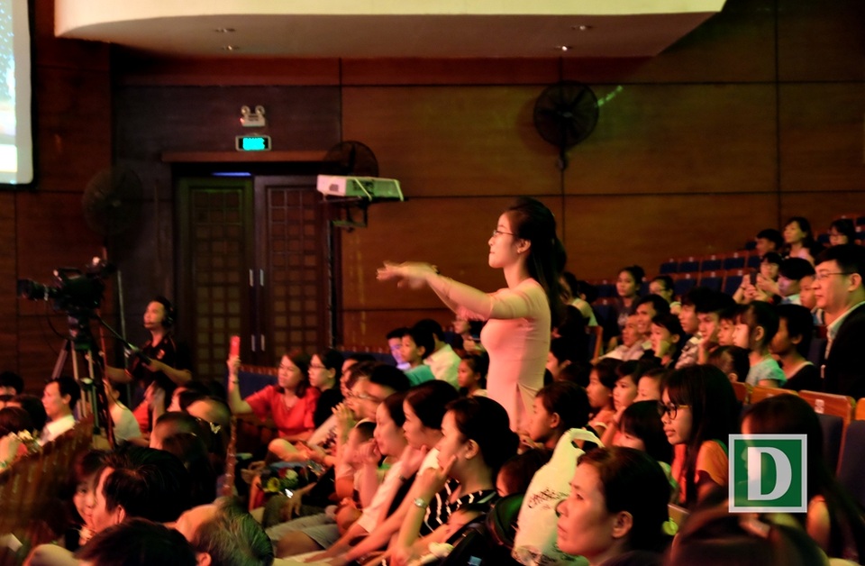 Xúc động tiếng đàn, tiếng hát của học sinh khiếm thị - 5 Trong khi các bạn khiếm thị hát và đệm đàn thì các em học sinh khiếm thính cảm nhạc qua cử chỉ của cô giáo để biểu diễn múa phụ họa