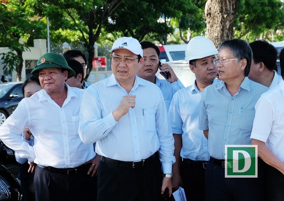 Chủ tịch Đà Nẵng thị sát các tuyến đường phục vụ APEC - 1 Ông Huỳnh Đức Thơ - Chủ tịch UBND TP Đà Nẵng cùng đại diện các ban, ngành liên quan thị sát các tuyến đường phục vụ Tuần lễ Cấp cao APEC