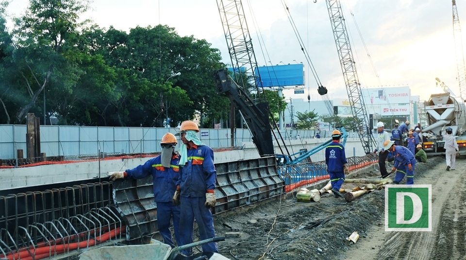 Chủ tịch Đà Nẵng thị sát các tuyến đường phục vụ APEC - 5 Vì Đà Nẵng đang bắt đầu vào mùa mưa nên lãnh đạo Đà Nẵng yêu cầu đơn vị thi công phải coi những ngày nắng quý như vàng, điều thêm lao động, tăng ca 3 để đẩy nhanh tiến độ công trình