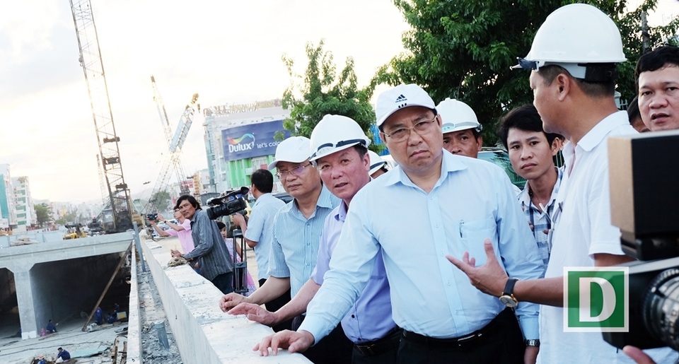 "Thi công xong hầm chui trước APEC, chắc chắn sẽ có thưởng!" - 2
Ông Huỳnh Đức Thơ đi kiểm tra thực tế tiến độ thi công công trình hầm chui.