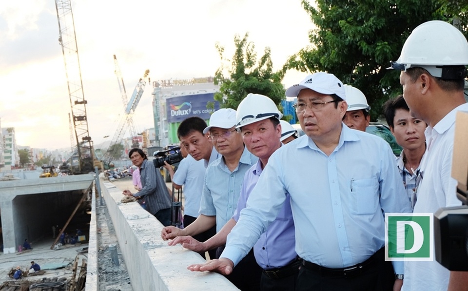 Chủ tịch Đà Nẵng thị sát các tuyến đường phục vụ APEC - 3 Chủ tịch Đà Nẵng chỉ đạo đơn vị thi công công trình hầm chui nút giao thông Điện Biên Phủ - Nguyễn Tri Phương đẩy nhanh tiến độ để kịp thông xe trước 30/10