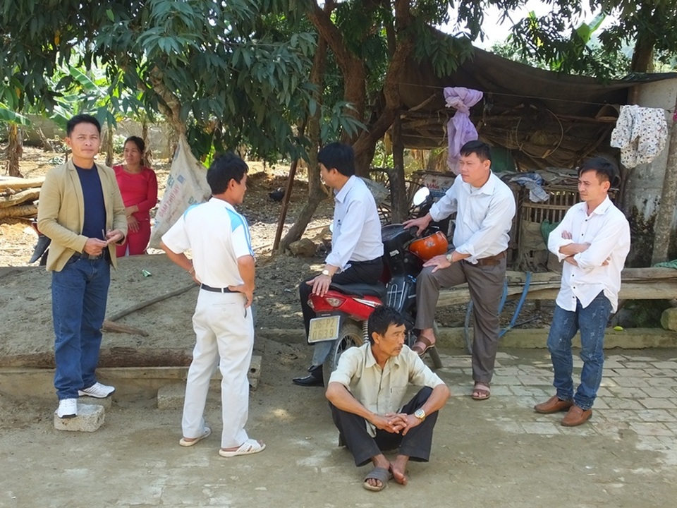 Xúc động giây phút người cha già gặp lại con gái sau 16 năm thất lạc - 1 Nhiều người có mặt tại gia đình ông Hán để được chứng kiến giây phút gia đình ông gặp lại con gái
