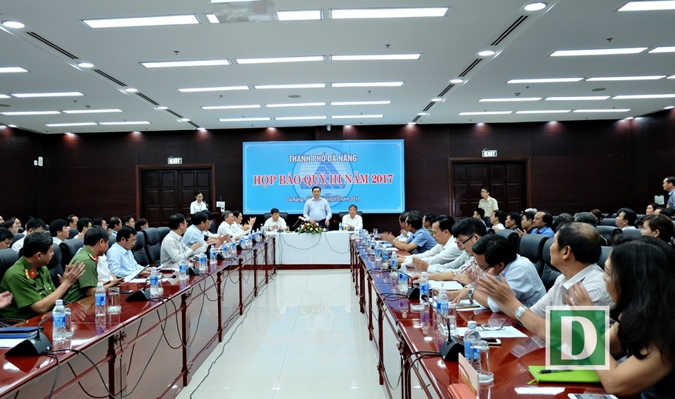 "Thi công xong hầm chui trước APEC, chắc chắn sẽ có thưởng!" - 4 Báo chí đặt nhiều câu hỏi liên quan các công trình sai phạm xây dựng trái phép ở Đà Nẵng tại buổi họp báo của UBND TP Đà Nẵng