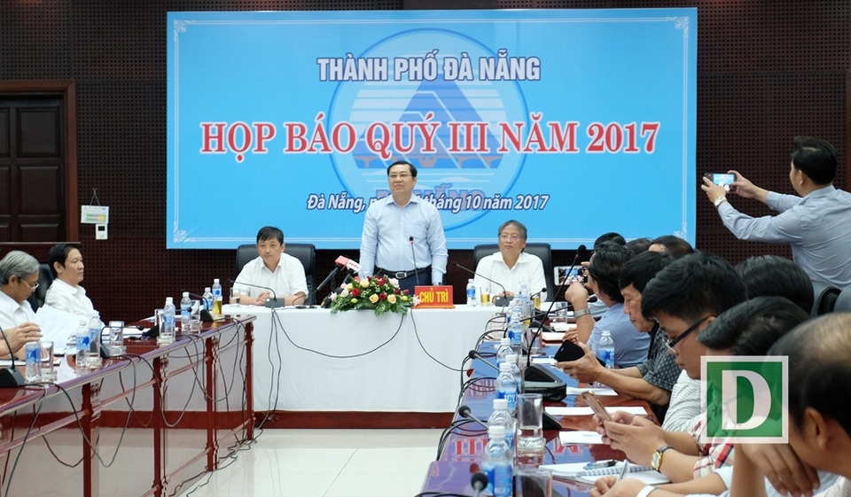"Thi công xong hầm chui trước APEC, chắc chắn sẽ có thưởng!" - 1 Ông Huỳnh Đức Thơ - Chủ tịch UBND TP Đà Nẵng chủ trì buổi họp báo của chính quyền thành phố sáng 26/10