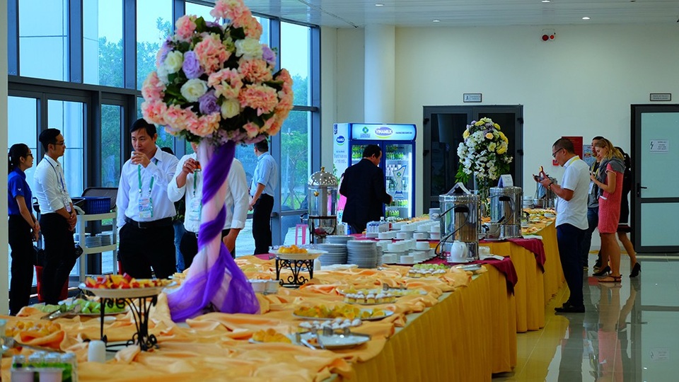 Cận cảnh nhà ăn phục vụ 3.000 phóng viên ở Trung tâm Báo chí APEC - 10
Số lượng phóng viên có mặt tại Trung tâm Báo chí dự kiến ngày càng đông trong những ngày tới, đặc biệt là những ngày diễn ra hội nghị cấp cao APEC, nên phía IMC đã có phương án chuẩn bị sẵn để đảm bảo phục vụ tốt nhất.