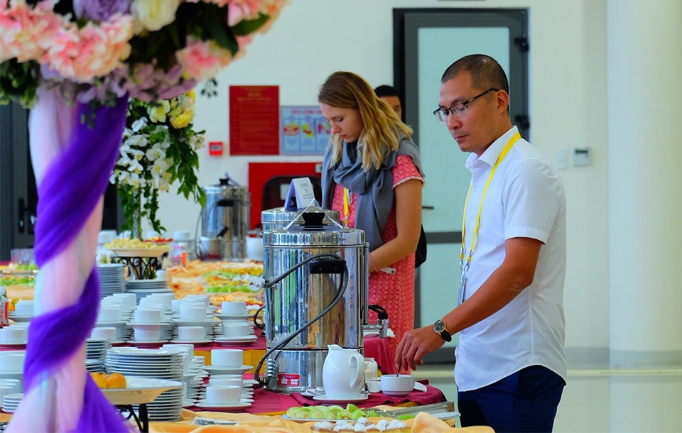 Cận cảnh nhà ăn phục vụ 3.000 phóng viên ở Trung tâm Báo chí APEC - 2
Do đặc thù phục vụ cả phóng viên trong nước và quốc tế nên các món ăn khá đa dạng.