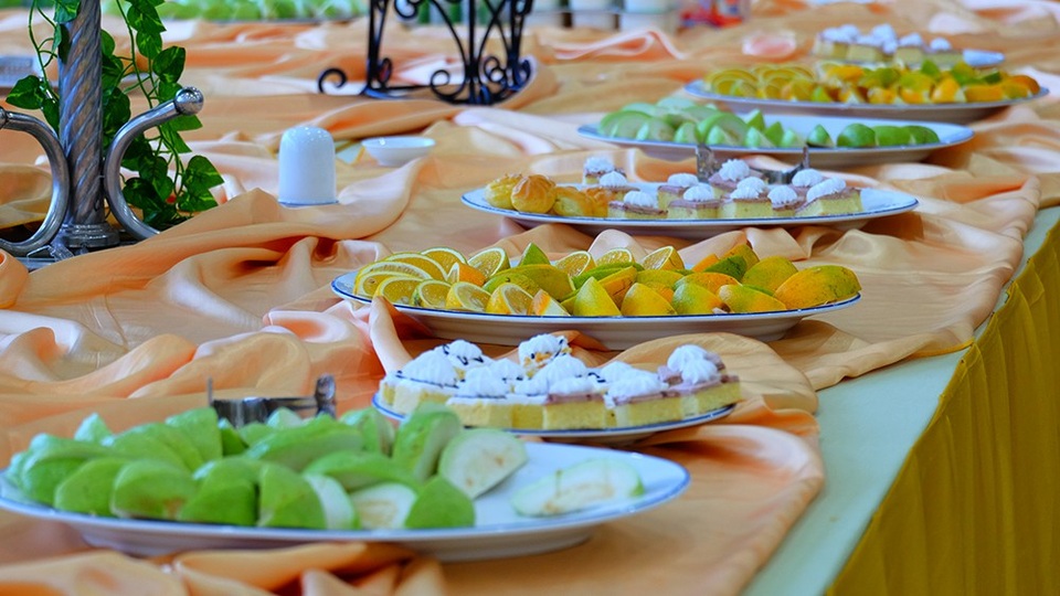 Cận cảnh nhà ăn phục vụ 3.000 phóng viên ở Trung tâm Báo chí APEC - 3
Bên cạnh hai bữa buffet chính, giữa giờ, tại Trung tâm Báo chí APEC 2017 còn có hai bữa nhẹ.