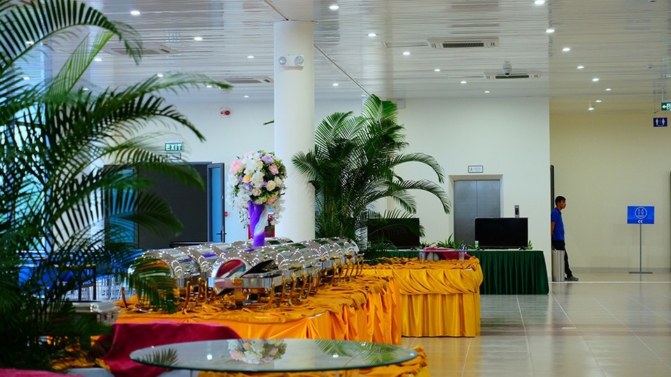 Cận cảnh nhà ăn phục vụ 3.000 phóng viên ở Trung tâm Báo chí APEC - 6
Ngoài các phóng viên, trung tâm còn phục vụ ăn trưa và tối cho các nhân viên và các tình nguyện viên.