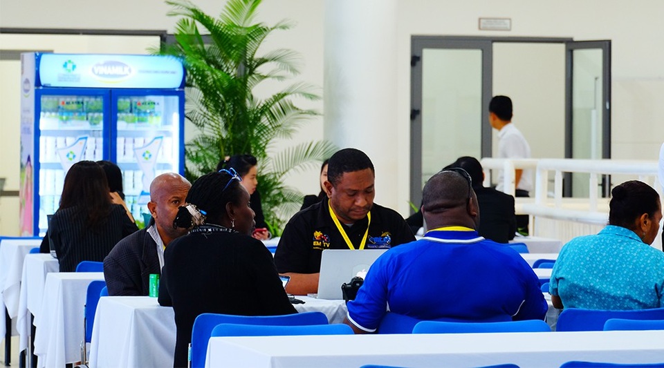 Cận cảnh nhà ăn phục vụ 3.000 phóng viên ở Trung tâm Báo chí APEC - 5
Các đoàn phóng viên nước ngoài cho biết rất hài lòng với chất lượng phục vụ tại Trung tâm Báo chí Quốc tế.