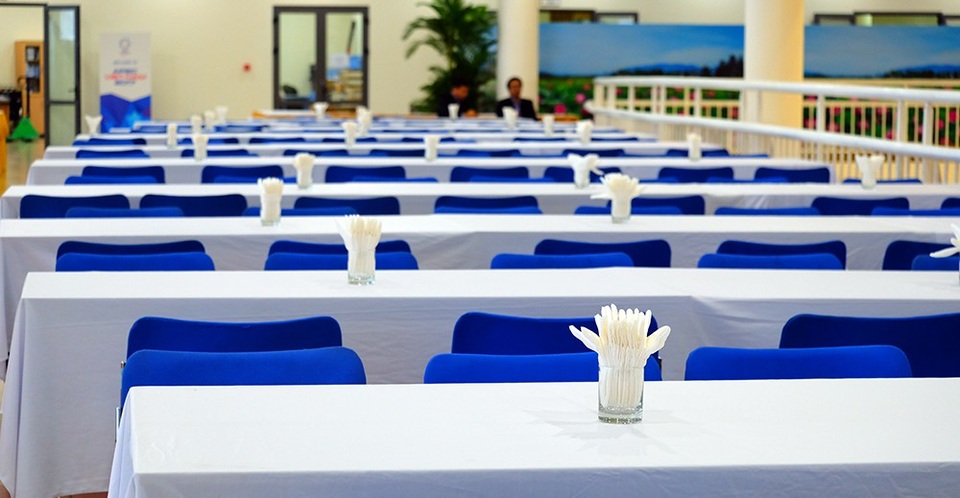 Cận cảnh nhà ăn phục vụ 3.000 phóng viên ở Trung tâm Báo chí APEC - 9
Các bàn ăn tại trung tâm