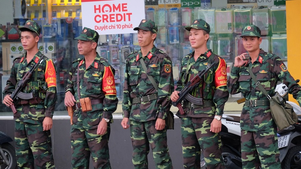 Đà Nẵng: Thắt chặt an toàn, an ninh trong Tuần lễ Cấp cao APEC - 11 Các lực lượng an ninh, kiểm soát quân sự, CSGT túc trực giữ an toàn , trật tự giao thông trên các tuyến đường phục vụ APEC bất kể nắng mưa