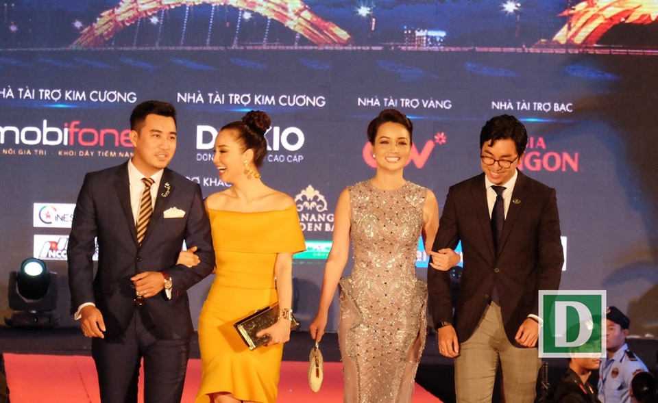Dàn sao lộng lẫy đổ bộ thảm đỏ đêm bế mạc Liên hoan phim - 2
Diễn viên Mai Thu Huyền cùng chị gái Mai Thu Trang