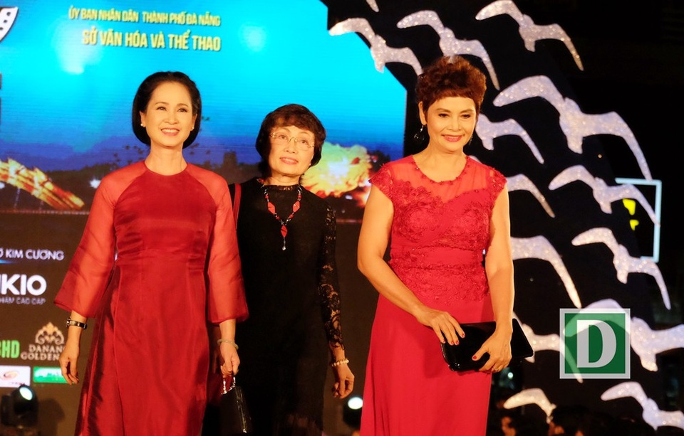 Dàn sao lộng lẫy đổ bộ thảm đỏ đêm bế mạc Liên hoan phim - 1 NSND Lan Hương cùng NSND Minh Châu