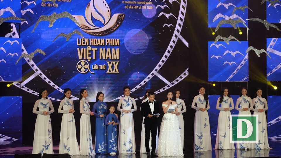 “Em chưa 18” đoạt giải thưởng Bông Sen Vàng - 6 Dàn hoa hậu, á hậu múa minh họa cho tiết mục mở màn