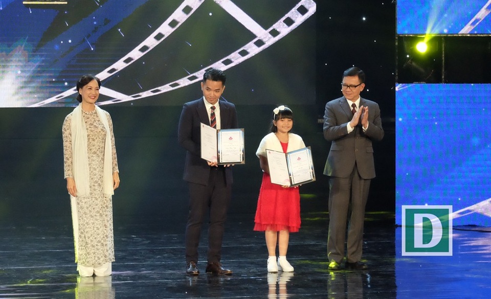 “Em chưa 18” đoạt giải thưởng Bông Sen Vàng - 18
Diễn viên Nhan Phúc Vinh nhận giải diễn viên phụ xuất sắc với phim Đảo của dân ngụ cư. Diễn viên nhí Hà Mi nhận giải nữ diễn viên phụ xuất sắc