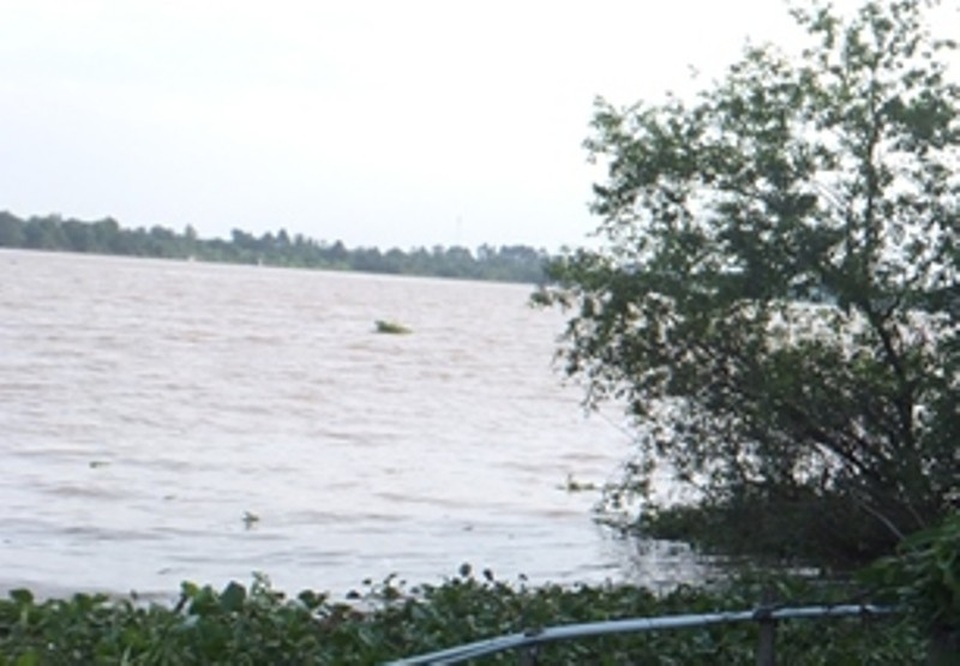 Nạn nhân được phát hiện nổi trên mặt hồ, cổ có quấn dây thừng