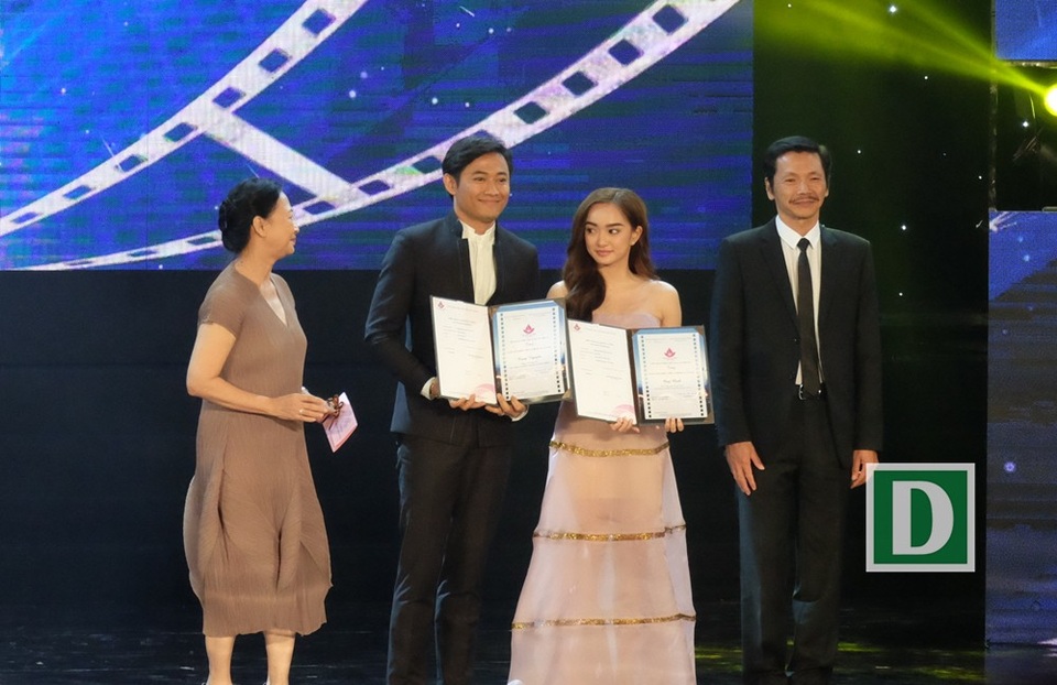 “Em chưa 18” đoạt giải thưởng Bông Sen Vàng - 16 Quý Bình nhân giải nam chính xuất sắc trong phim Bao giờ có yêu nhau và Kaity Nguyễn nhận giải nữ chính xuất sắc trong phim Em chưa 18