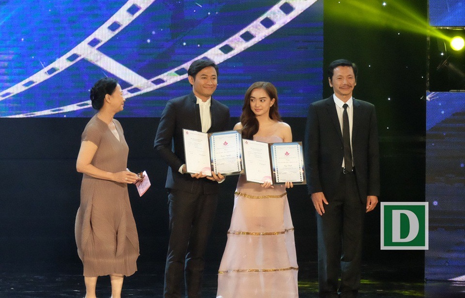 Khoảnh khắc Quý Bình nhận Bông Sen Vàng cho nam diễn viên chính xuất sắc với phim Bao giờ có yêu nhau cùng Kaity - nữ diễn viên chính xuất sắc với phim Em chưa 18