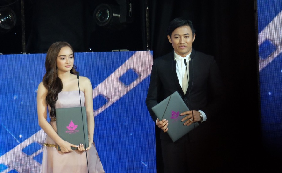 “Em chưa 18” đoạt giải thưởng Bông Sen Vàng - 17 Diễn viên Quý Bình xúc động chia sẻ nâng đỡ cho giải nam diễn viên chính xuất sắc nhất là cả ekip, các cộng sự của đoàn phim