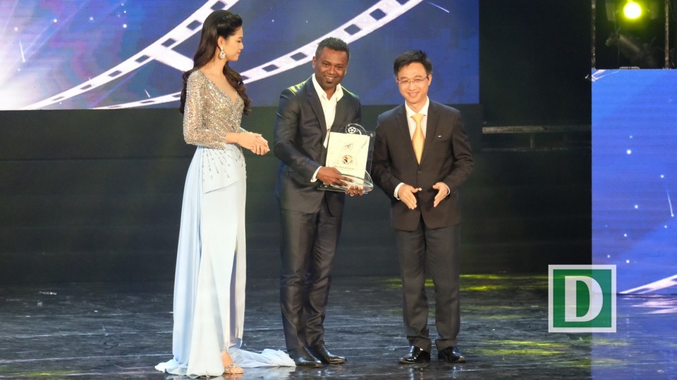 “Em chưa 18” đoạt giải thưởng Bông Sen Vàng - 7
Đại diện đoàn phimChú chim vàng của Singapore nhận Giải thưởng phim ASEAN