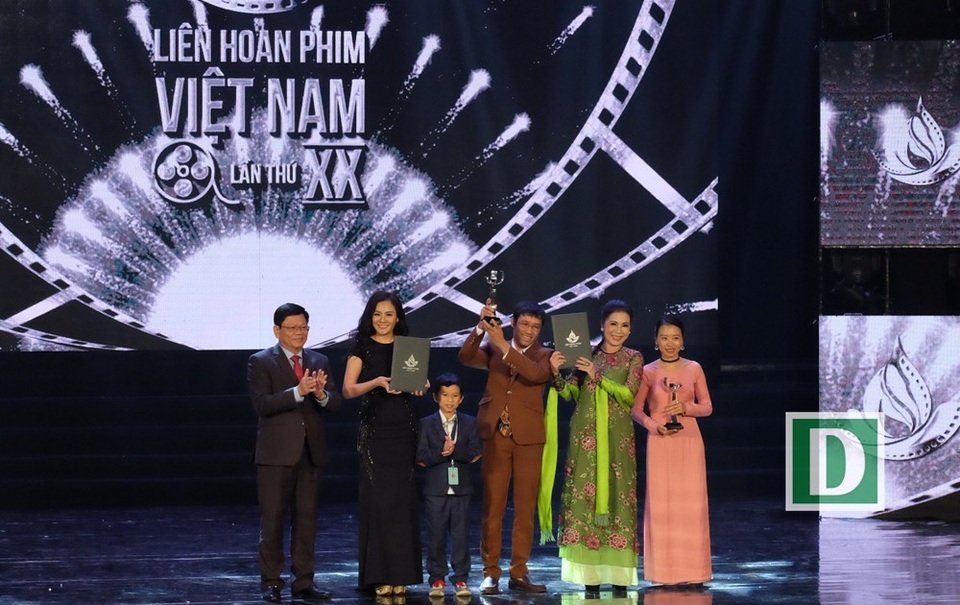 “Em chưa 18” đoạt giải thưởng Bông Sen Vàng - 12 PhimCô hầu gái và phim Cha Cõng con nhận giải Bông Sen Bạc