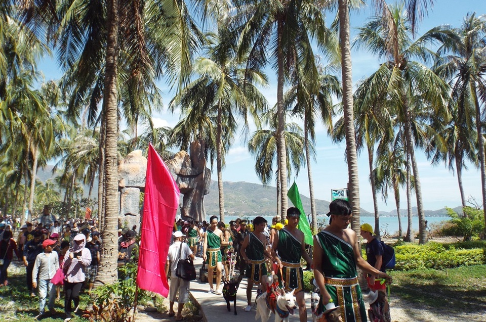 Nha Trang: Dự kiến lượng khách tham quan dịp lễ 30/4 tăng nhẹ - 2 Đảo khỉ Nha Trang (Khánh Hòa) thu hút khách nhờ có đàn khỉ tự nhiên lớn nhất miền Trung - Ảnh: Viết Hảo