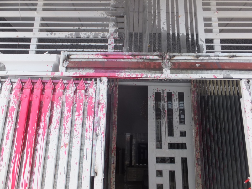 Nghi án "chia tay đòi quà", đại gia Việt kiều khủng bố bạn gái cũ - 1 Nhà chị H. bị tạt sơn