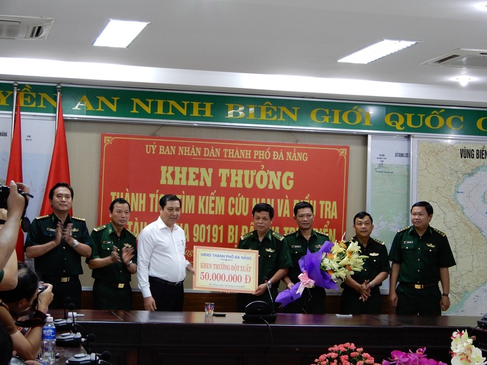 Chủ tịch UBND TP Đà Nẵng Huỳnh Đức Thơ thưởng nóng cho Bội đội Biên phòng TP Đà Nẵng 