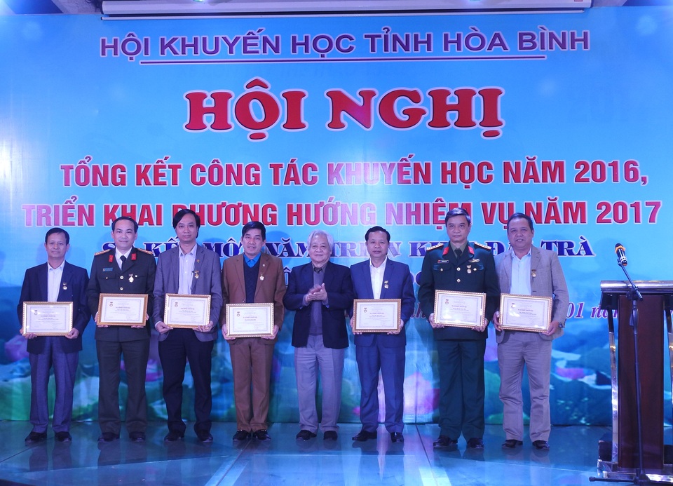 Hòa Bình: Tổng kết công tác khuyến học, khuyến tài, phương hướng nhiệm vụ năm 2017 - 4 Giáo sư, Tiến sĩ Phạm Tất Dong – Phó Chủ tịch, Tổng thư ký TW Hội Khuyến học VN trao thưởng cho tập thể, cá nhân đã có thành tích xuất sắc trong công tác khuyến học.