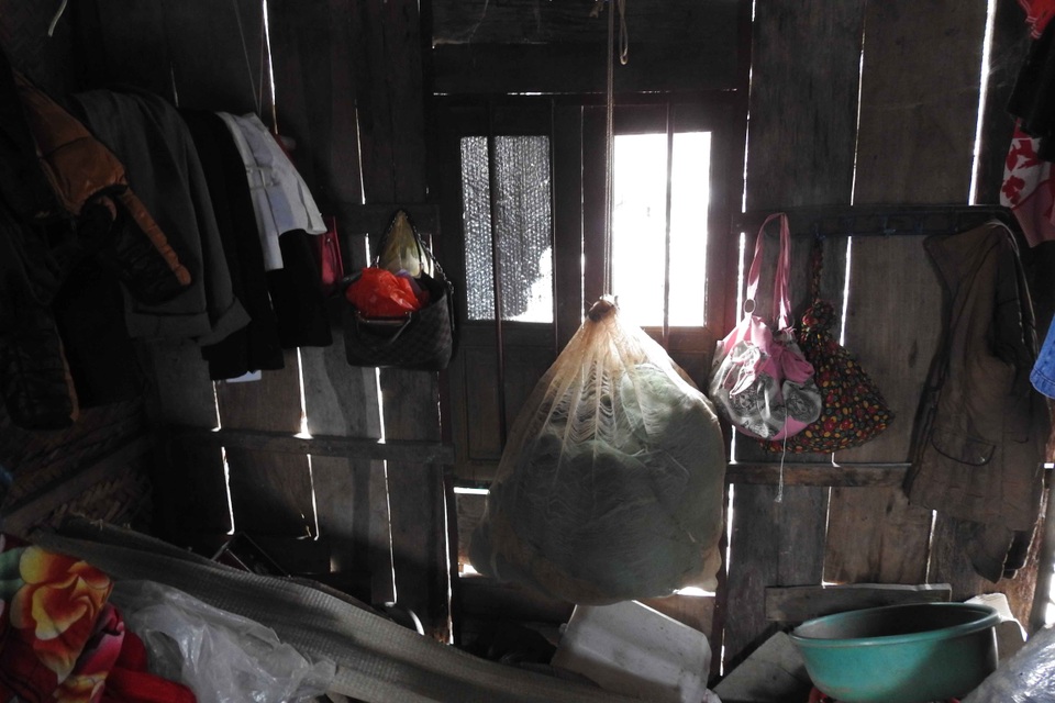 Cuộc sống "khổ hơn chị Dậu" của 2 vợ chồng cùng mắc bệnh ung thư - 6
Bên trọng căn nhà tuềnh toàng rách nát, không một đồ vật gì đáng giá