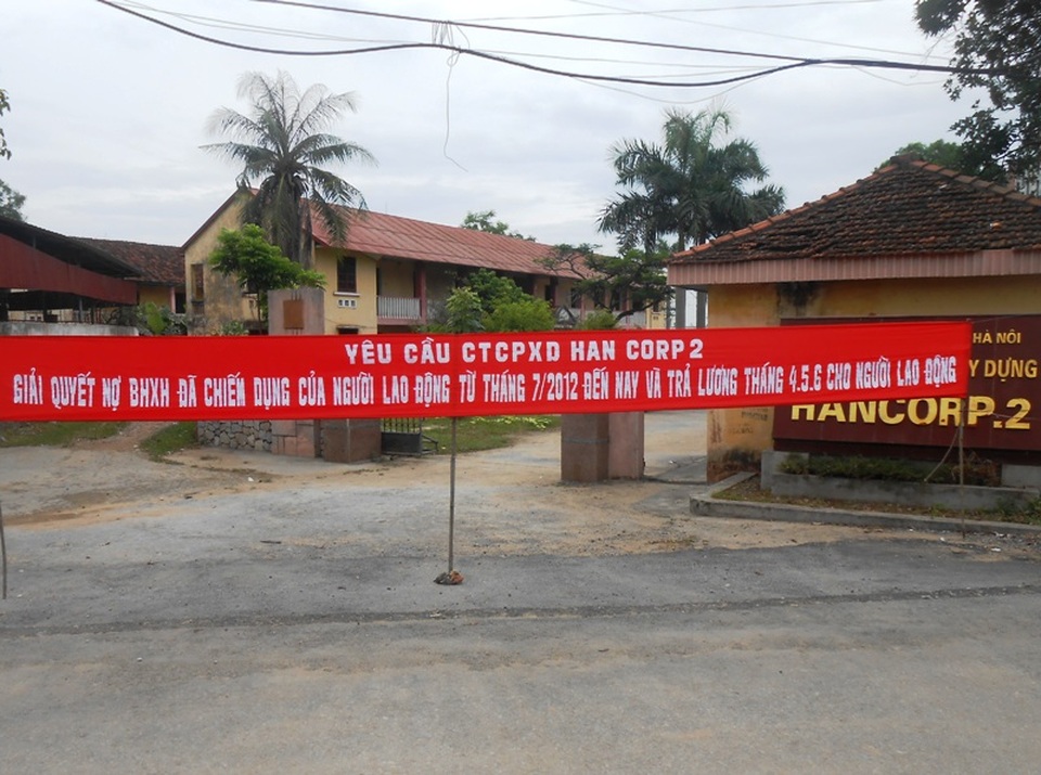 Thanh Hóa: Công nhân nhà máy gạch ngừng việc đòi lương, bảo hiểm xã hội - 2 Công nhân mang theo băng rôn đến đặt trước cổng công ty
