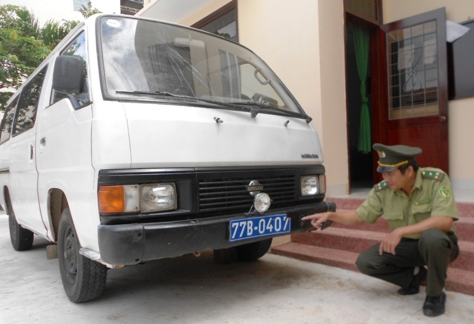 Xe ô tô gắn biển số giả vận chuyển gỗ trái phép - 1 Ô tô gắn biển số giả 77B - 0407 chở gần 2,4m3 gỗ lậu đã bị lực lượng chức năng tịch thu, xử lý theo quy định pháp luật.
