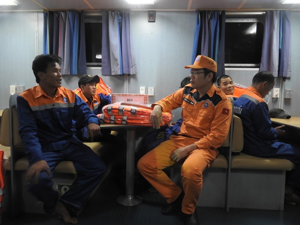 Cứu hộ 9 thuyền viên tàu cá sắp chìm trên vùng biển Nghệ An - Hà Tĩnh - 2 Cán bộ Trung tâm Phối hợp tìm kiếm, cứu nạn hàng hải Việt Nam trò chuyện với các thuyền viên sau khi các thuyền viên được đưa lên tàu cứu nạn an toàn.