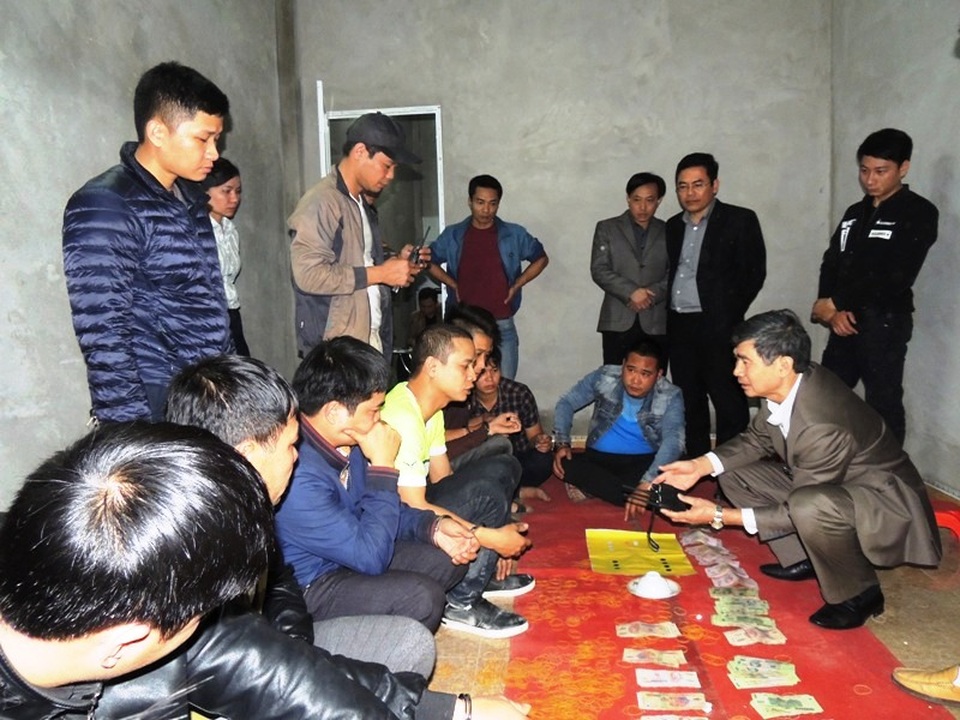 Đột kích bắt quả tang 18 đối tượng đang sát phạt nhau trên chiếu bạc - 1 Cơ quan Cảnh sát điều tra Công an tỉnh khám xét tại nhà đối tượng Trần Quốc Lịch (ảnh: Công an Hà Nam)