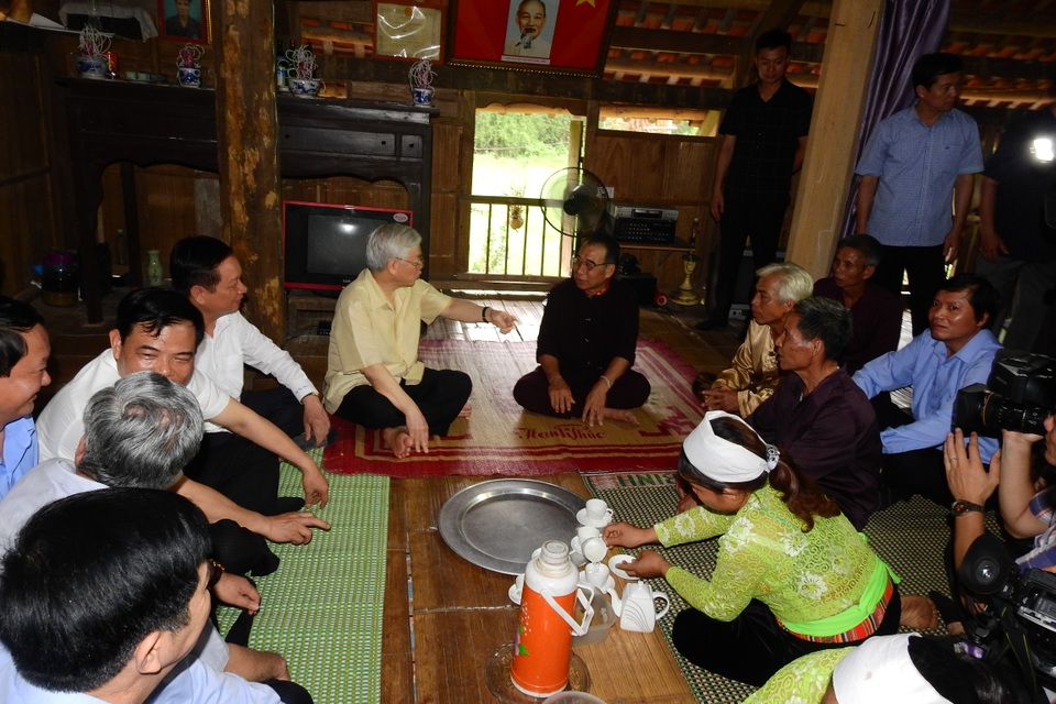 Tổng Bí thư thiện cảm với cái tên Hòa Bình, Phong Phú, Tân Lạc - 3
Tổng Bí thư trò chuyện thân mật với bà con địa phương.