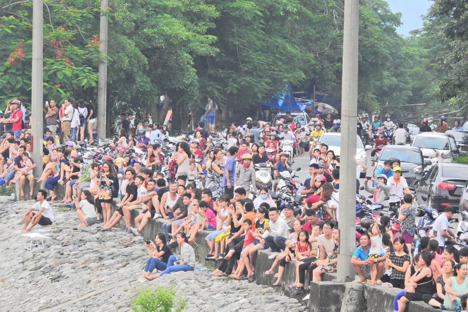 Hàng trăm người đứng bên bờ sông Đà xem đập thủy điện xả lũ - 1
Hàng trăm người tập trung chờ đời thời khắc đập thủy điện mở cửa xả lũ.