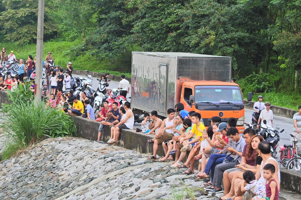 Hàng trăm người đứng bên bờ sông Đà xem đập thủy điện xả lũ - 4 Hàng trăm người đứng bên bờ sông Đà xem đập thủy điện xả lũ - 4