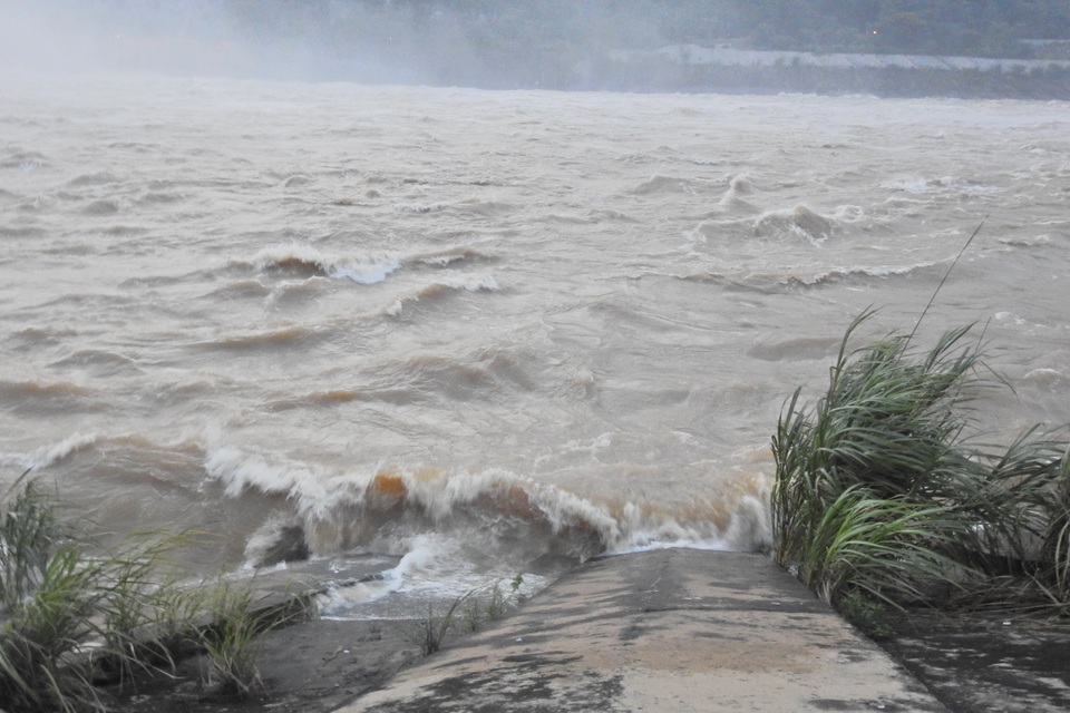 Ba bậc thang trên sông Đà mở 6 cửa xả lũ - 2 Ba bậc thang trên sông Đà mở 6 cửa xả lũ - 2