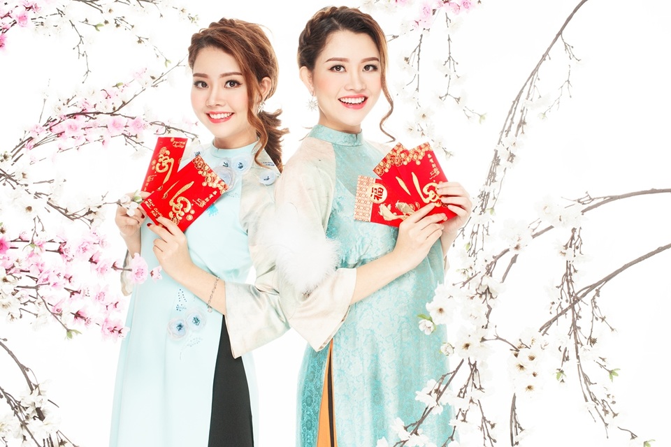Cặp song sinh Bảo Anh – Bảo Trân xinh đẹp đón Tết - 7 Với hai chị em thì trong nhịp sống ngày càng hiện đại đến đâu đi nữa thì ngày Tết cổ truyền vẫn là ngày lễ trọng đại và được nhiều người háo hức đón chờ. Và Jemini cũng thế, hai chị em cũng háo hức đón Tết Đinh Dậu với nhiều hi vọng mới trong sự nghiệp của mình.