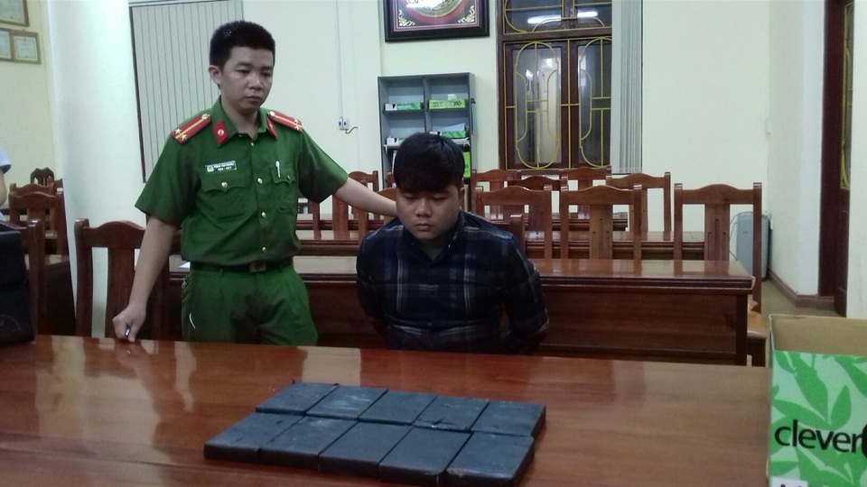 Bắt đối tượng vận chuyển 10 bánh heroin với giá 20 triệu đồng - 1
Đối tượng Trần Khắc Dương cùng tang vật