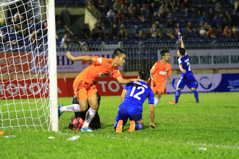 Quảng Nam FC chia điểm cùng SHB Đà Nẵng - 1
Trận đấu diễn ra đầy căng thẳng